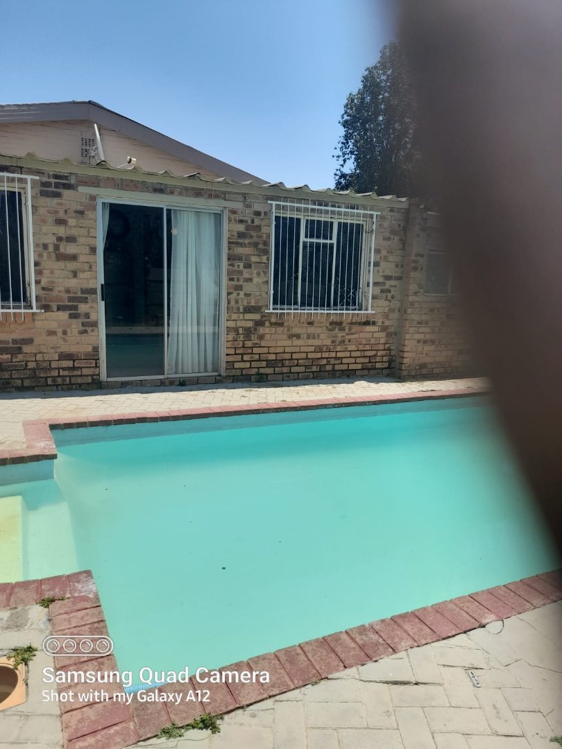 6 Bedroom Property for Sale in Uitsig Free State
